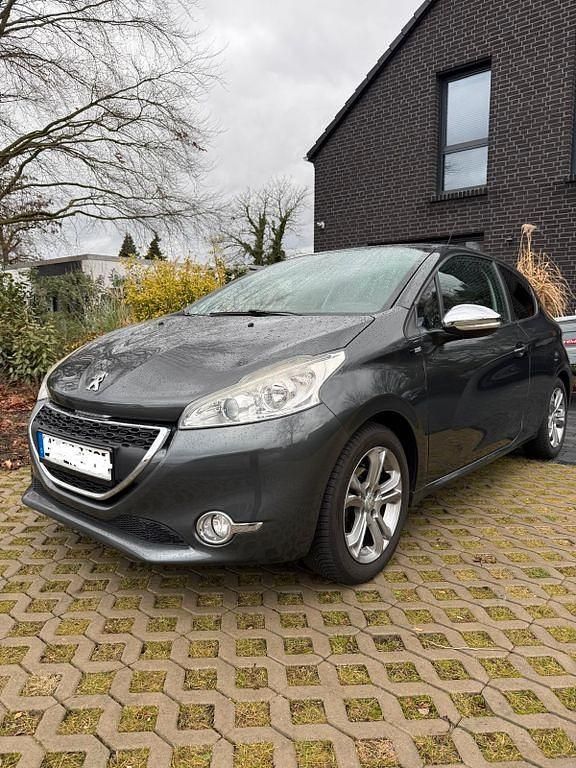 Grau Gebraucht 2014 Peugeot 208 Style Kleinwagen | 4.450 € (Fairer Preis) - Bild 1/4