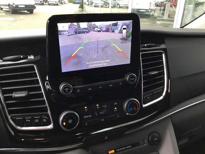 Gebraucht Ford Tourneo Titanium 170 PS (125 kW) 2023 Moondust silver Van / Kleinbus