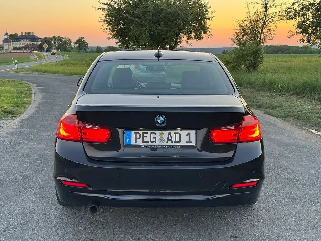 Gebraucht BMW 320 Sport Line 184 PS (135 kW) 2012 Black sapphire Limousine