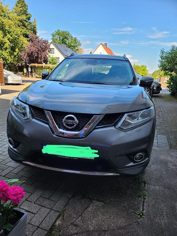 Grau Gebraucht 2017 Nissan X-Trail Tekna SUV | 21.000 € (Fairer Preis) - Bild 1/4