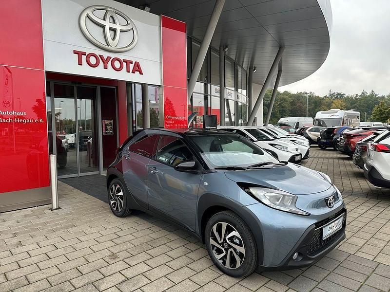 Neu Toyota Aygo X 72 PS (52 kW) 2025 Grau SUV