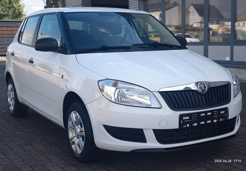 Weiß Gebraucht 2014 Skoda Fabia Active Limousine | 7.300 € (Guter Preis) - Bild 1/4
