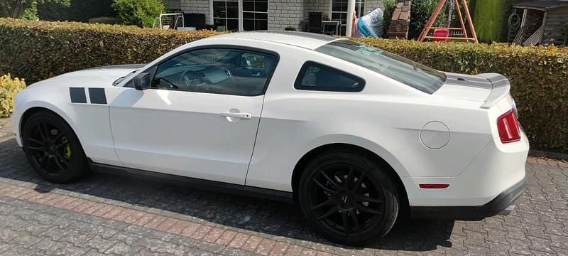 Weiß Gebraucht 2011 Ford Mustang Coupé | 14.000 € (Fairer Preis) - Bild 1/4