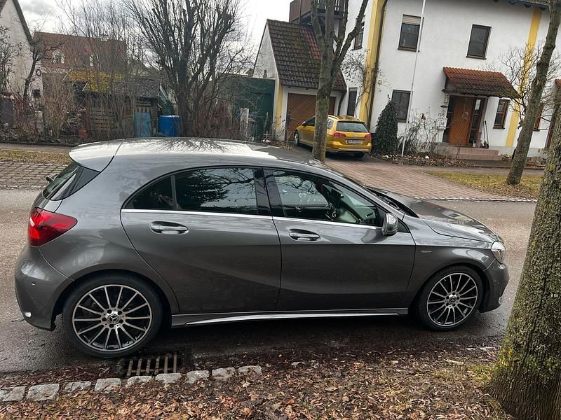 Gebraucht Mercedes A200 Sportline 156 PS (114 kW) 2018 Grau Kleinwagen