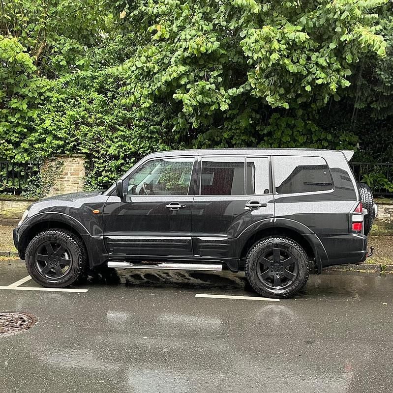 Schwarz Gebraucht 2000 Mitsubishi Pajero SUV | 17.000 € - Bild 1/4