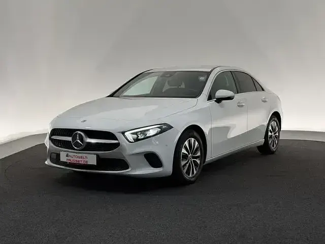 Gebraucht Mercedes A200 Progressive 163 PS (119 kW) 2021 Weiß Limousine