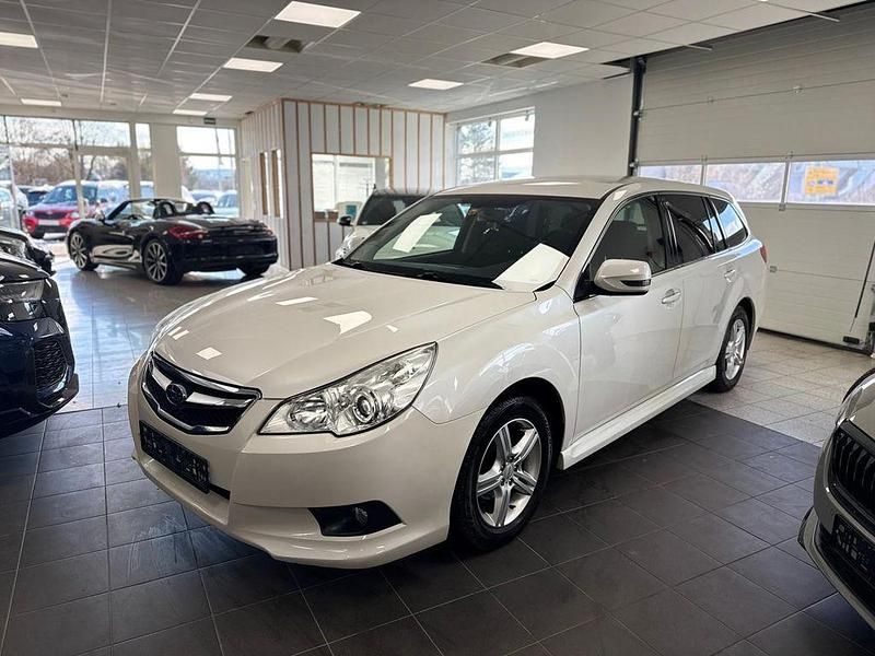 Weiß Gebraucht 2011 Subaru Legacy Comfort Kombi | 7.999 € (Teuer) - Bild 1/4