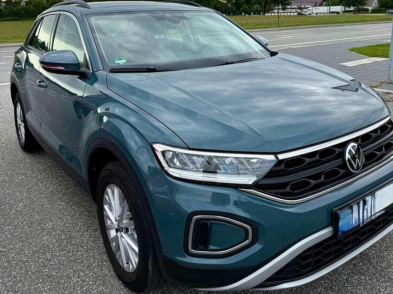 Blau Gebraucht 2024 VW T-Roc Life SUV | 24.370 € (Fairer Preis) - Bild 1/4