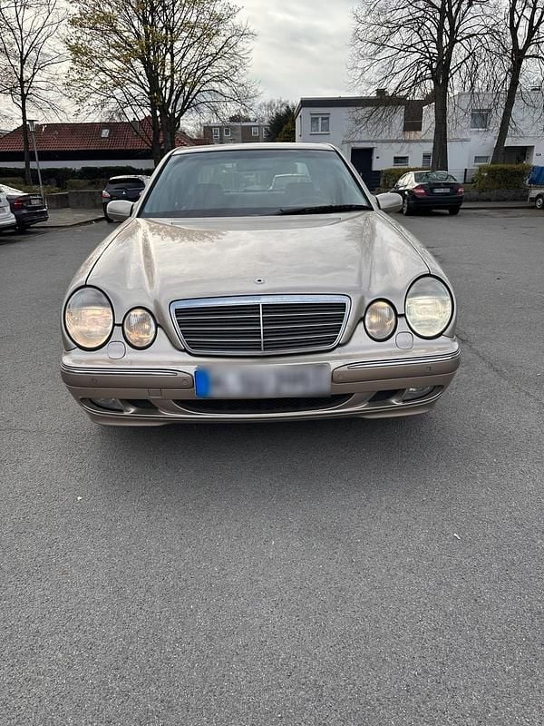 Usata Mercedes E320 224 CV (164 kW) 2000 Beige Berlina