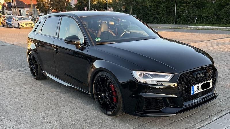 Schwarz Gebraucht 2018 Audi RS3 Ambiente Kleinwagen | 51.000 € - Bild 1/4