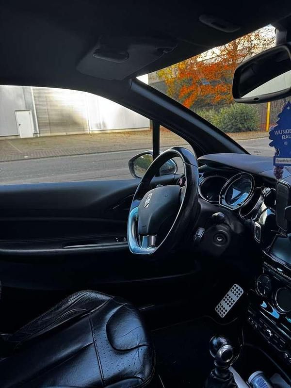 Weiß Gebraucht 2010 Citroën DS3 Sport Chic Limousine | 4.799 € (Fairer Preis) - Bild 1/4