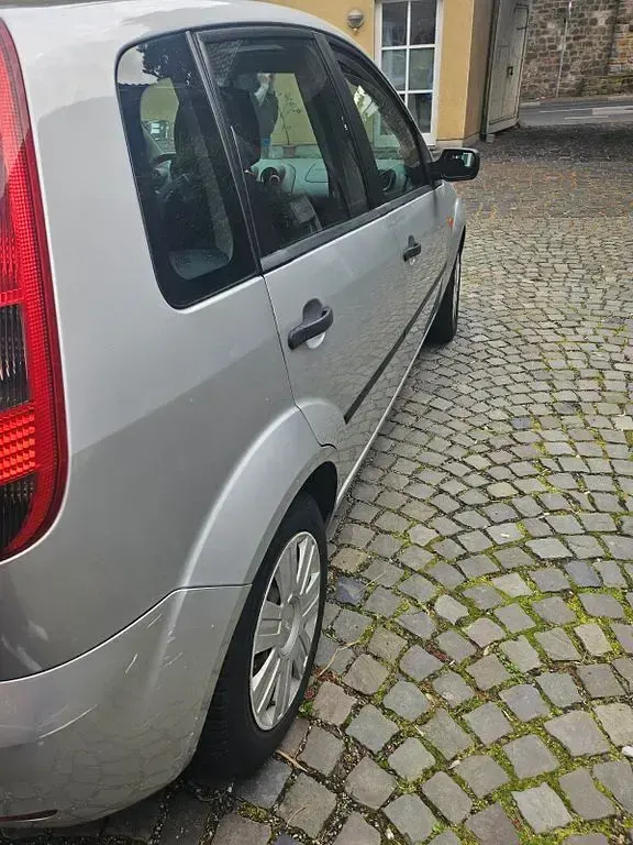 Gebraucht Ford Fiesta 80 PS (58 kW) 2005 Silber Kleinwagen