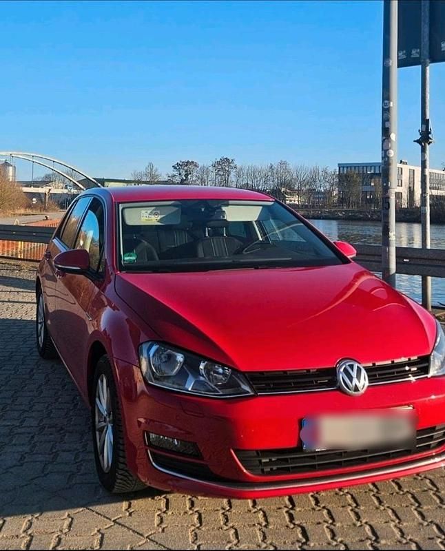 Gebraucht VW Golf VII LOUNGE 86 PS (63 kW) 2016 Rot Limousine