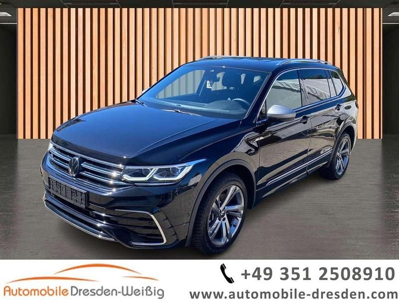 Schwarz deep black perleffekt (metallic) Gebraucht 2024 VW Tiguan Allspace R-line SUV | 38.980 € (Superpreis) - Bild 1/4