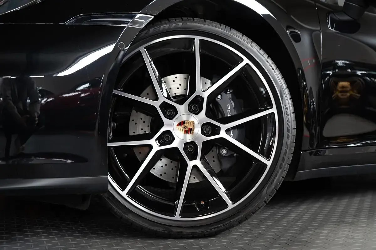 Gebraucht Porsche 911 Carrera Chrono 394 PS (289 kW) 2024 Tiefschwarzmetallic Cabrio