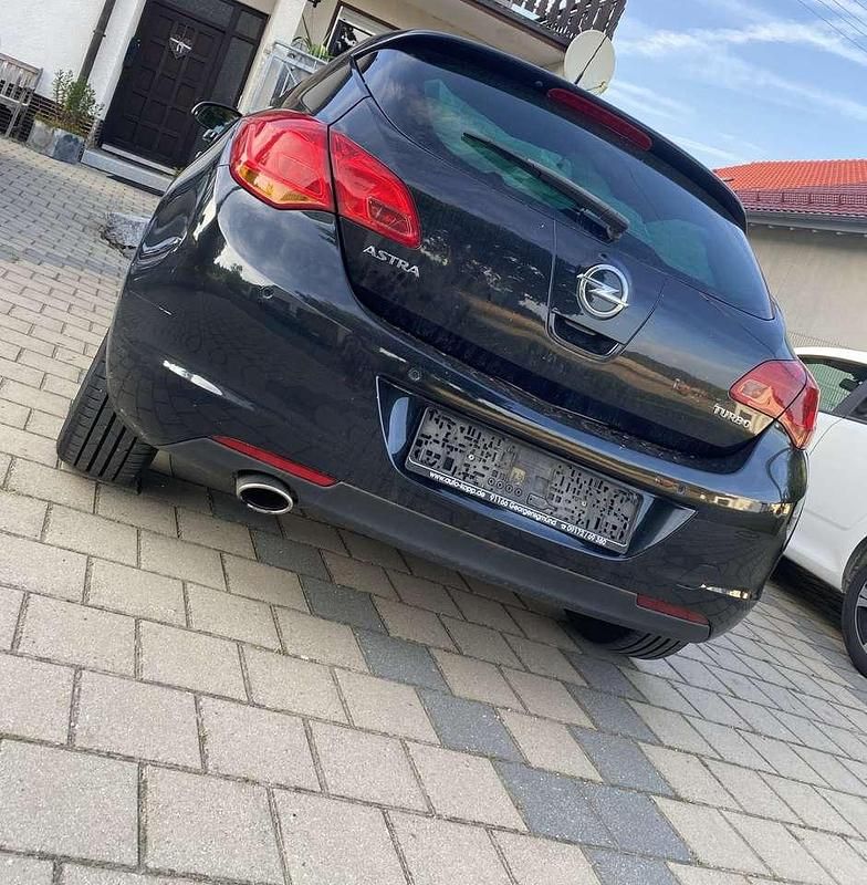 Gebraucht Opel Astra Design Edition 140 PS (102 kW) 2012 Schwarz Kleinwagen