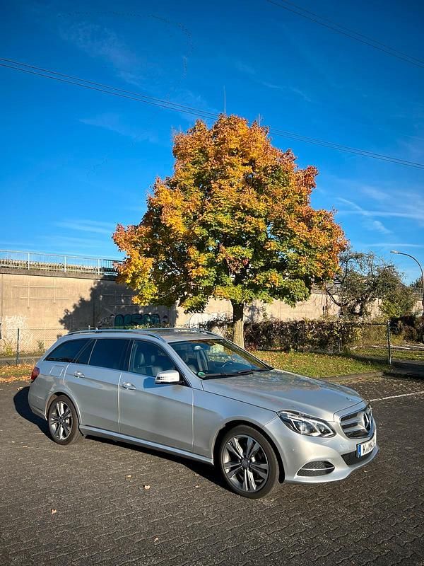 Silber Gebraucht 2015 Mercedes E300 Kombi | 10.400 € (Fairer Preis) - Bild 1/4