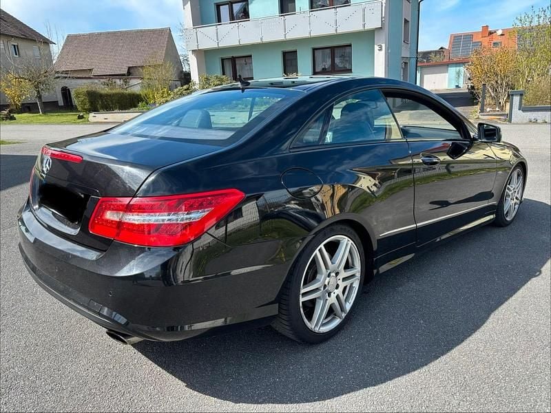 Gebraucht Mercedes E350 AMG 265 PS (194 kW) 2011 Schwarz Coupé