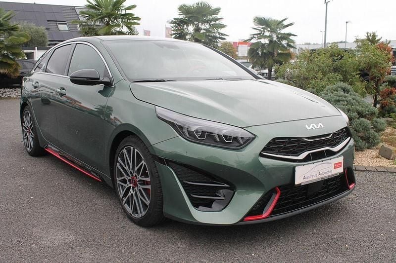 Grün Gebraucht 2023 Kia ProCeed GT Kleinwagen | 30.990 € (Fairer Preis) - Bild 1/4