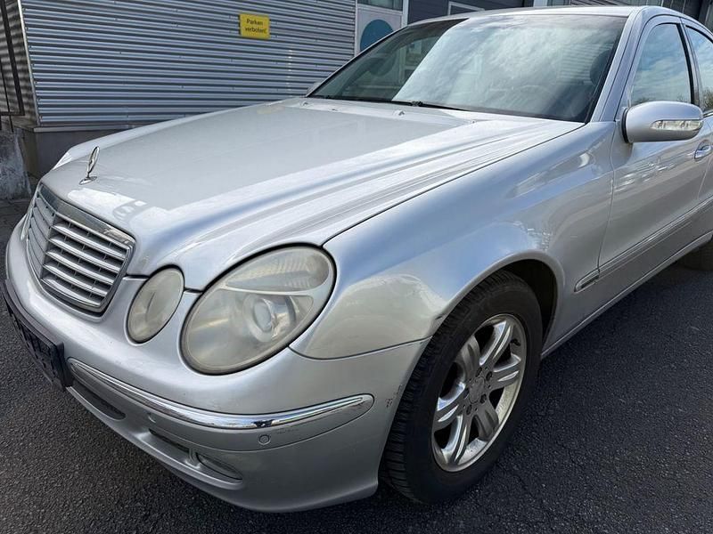 Usado Mercedes E220 150 CV (110 kW) 2006 Plateado Berlina
