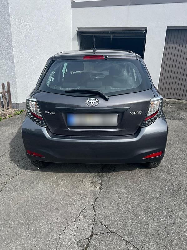 Gebraucht Toyota Yaris 69 PS (50 kW) 2014 Grau Kleinwagen
