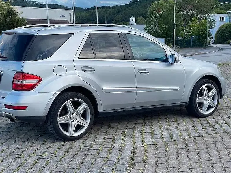 Gebraucht Mercedes ML320 224 PS (164 kW) 2009 Silber SUV