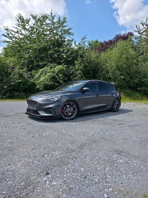 Grau Gebraucht 2020 Ford Focus Performance Edition Limousine | 22.499 € (Fairer Preis) - Bild 1/4