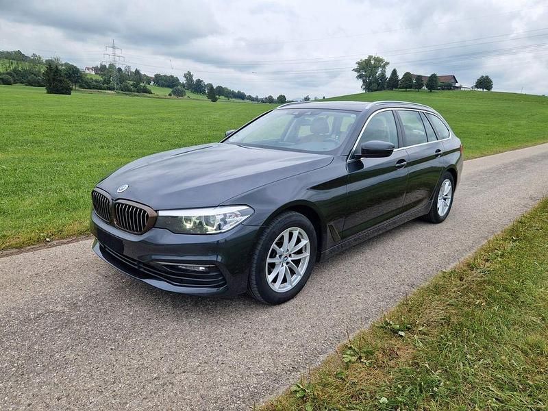 Grau Gebraucht 2019 BMW 520 Performance Kombi | 18.500 € (Fairer Preis) - Bild 1/4