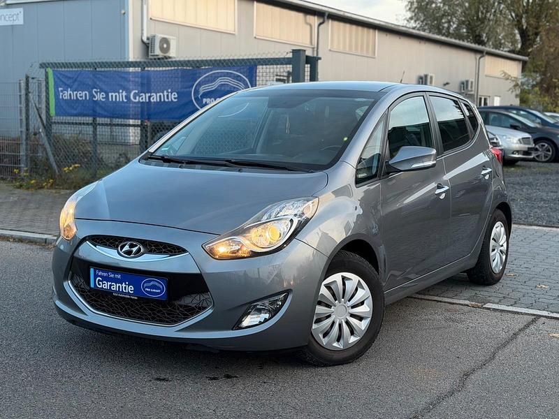 Grau Gebraucht 2011 Hyundai ix20 Comfort Kleinwagen | 4.490 € (Fairer Preis) - Bild 1/4
