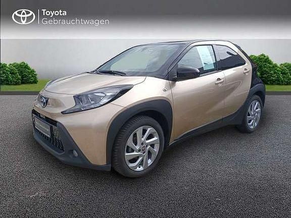 Ginger beige metallic/ night sky black Gebraucht 2022 Toyota Aygo Pulse Kleinwagen | 14.779 € (Fairer Preis) - Bild 1/4