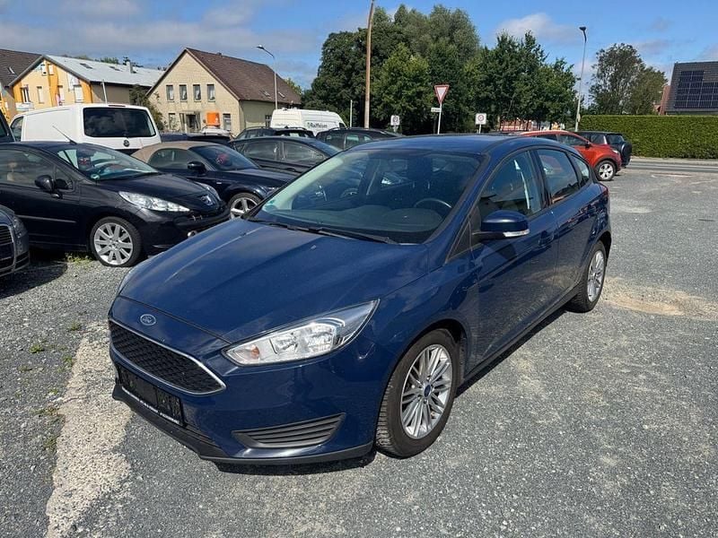 Blau Gebraucht 2015 Ford Focus Trend Limousine | 4.999 € (Fairer Preis) - Bild 1/4