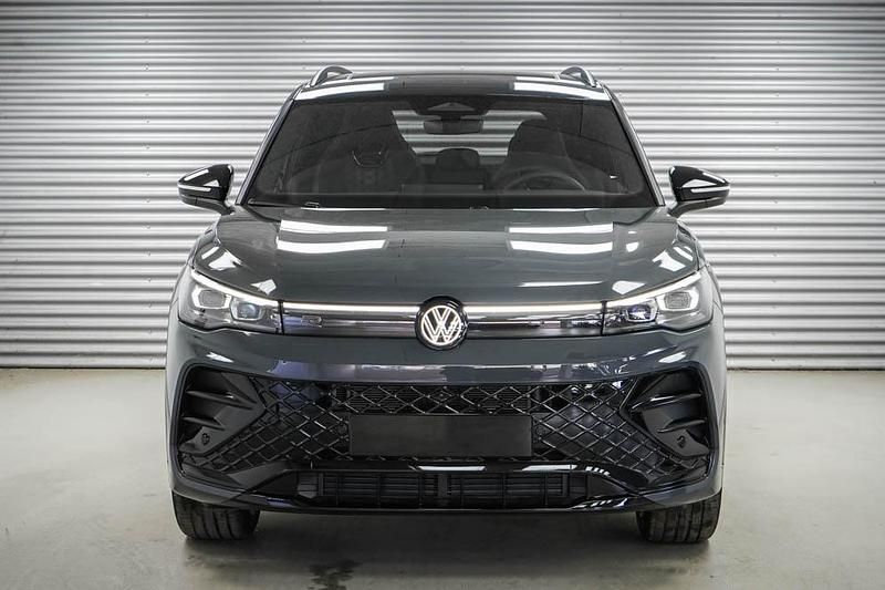 Neu VW Tiguan R-line 193 PS (141 kW) 2025 Delfingrau metallic (b0) SUV