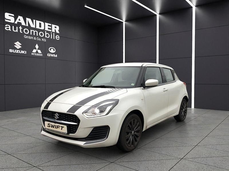 Weiß Gebraucht 2021 Suzuki Swift Club Kleinwagen | 12.750 € (Fairer Preis) - Bild 1/3