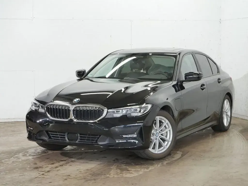 Gebraucht BMW 330e Advantage 292 PS (214 kW) 2021 Black sapphire (schwarz) Limousine
