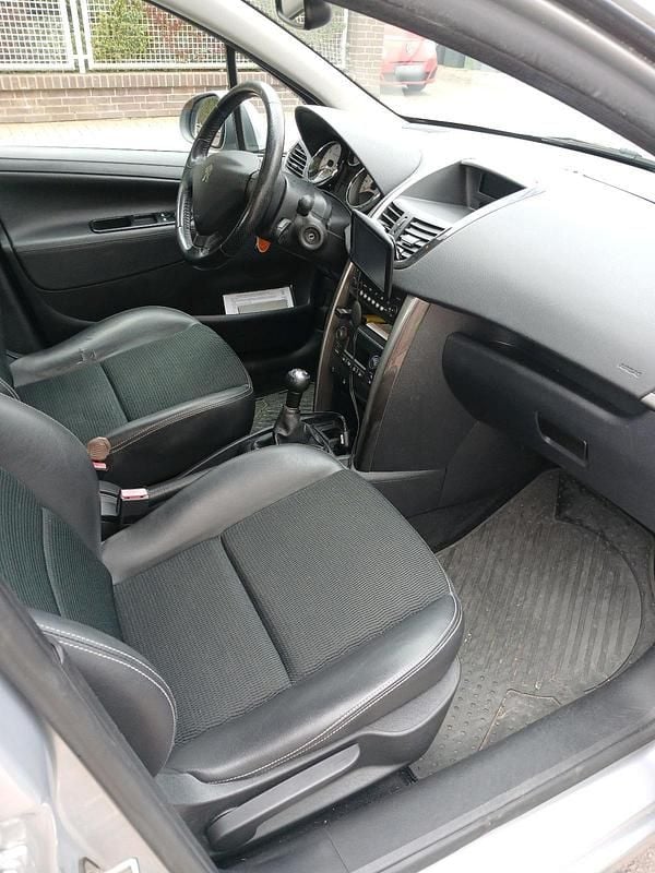 Gebraucht Peugeot 207 75 PS (55 kW) 2013 Silber Kombi
