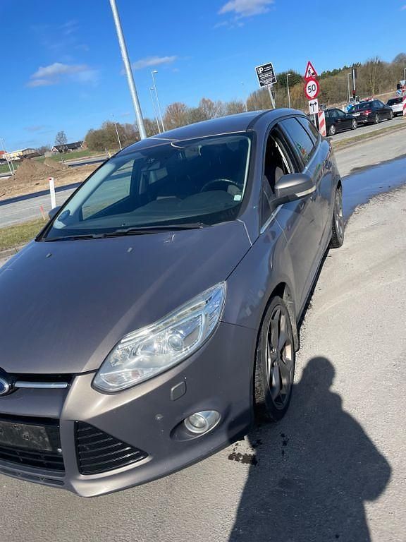 Gebraucht Ford Focus Titanium 116 PS (85 kW) 2013 Braun Limousine