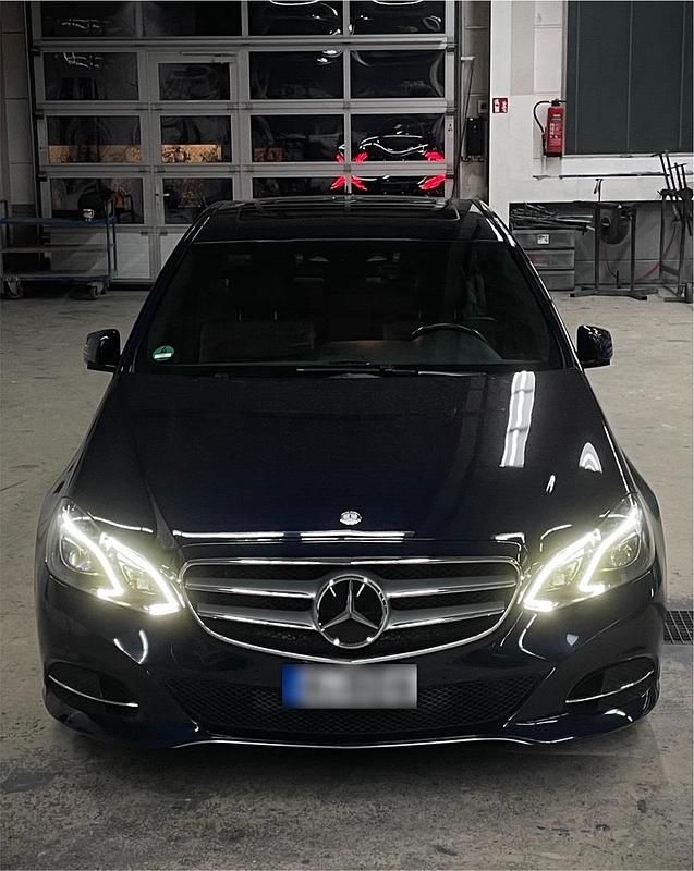 Gebraucht Mercedes E300 252 PS (185 kW) 2013 Blau Limousine