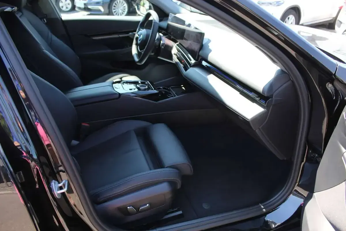 Gebraucht BMW 520 Sport Line 197 PS (144 kW) 2025 Black sapphire metallic Kombi