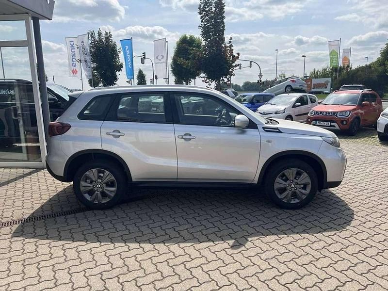 Neu Suzuki Vitara Club 129 PS (94 kW) 2025 Silky silver metallic 2 Limousine