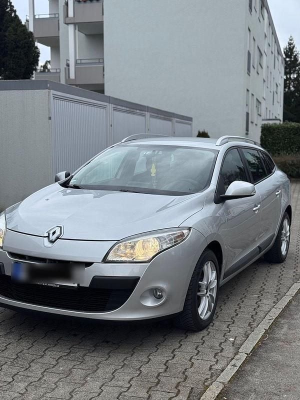 Silber Gebraucht 2011 Renault Mégane GrandTour Dynamique Kombi | 4.200 € (Fairer Preis) - Bild 1/4