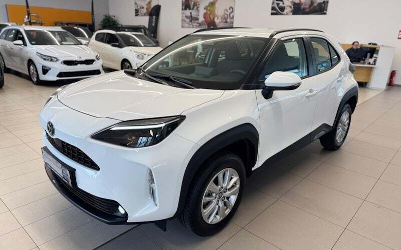 Schneeweiß Gebraucht 2024 Toyota Yaris Cross Comfort SUV | 23.450 € (Superpreis) - Bild 1/4