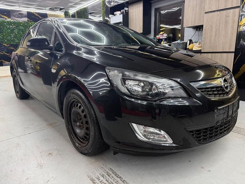 Gebraucht Opel Astra Design Edition 131 PS (96 kW) 2012 Schwarz Limousine