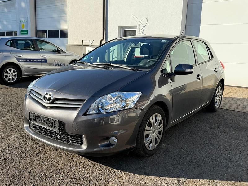 Grau Gebraucht 2010 Toyota Auris Limousine | 5.899 € (Etwas zu teuer) - Bild 1/4