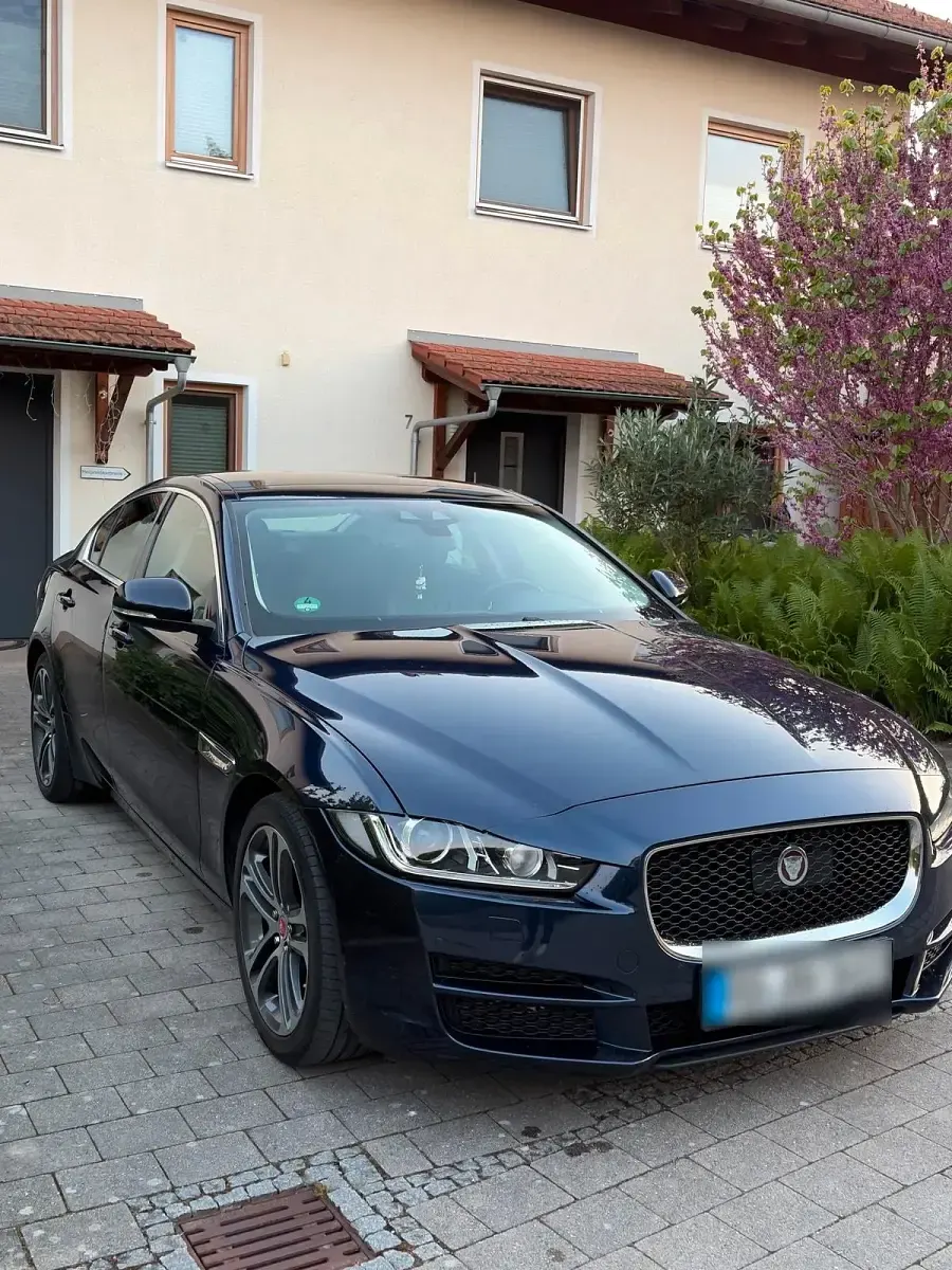 Gebraucht Jaguar XE Portfolio 180 PS (132 kW) 2018 Blau Limousine