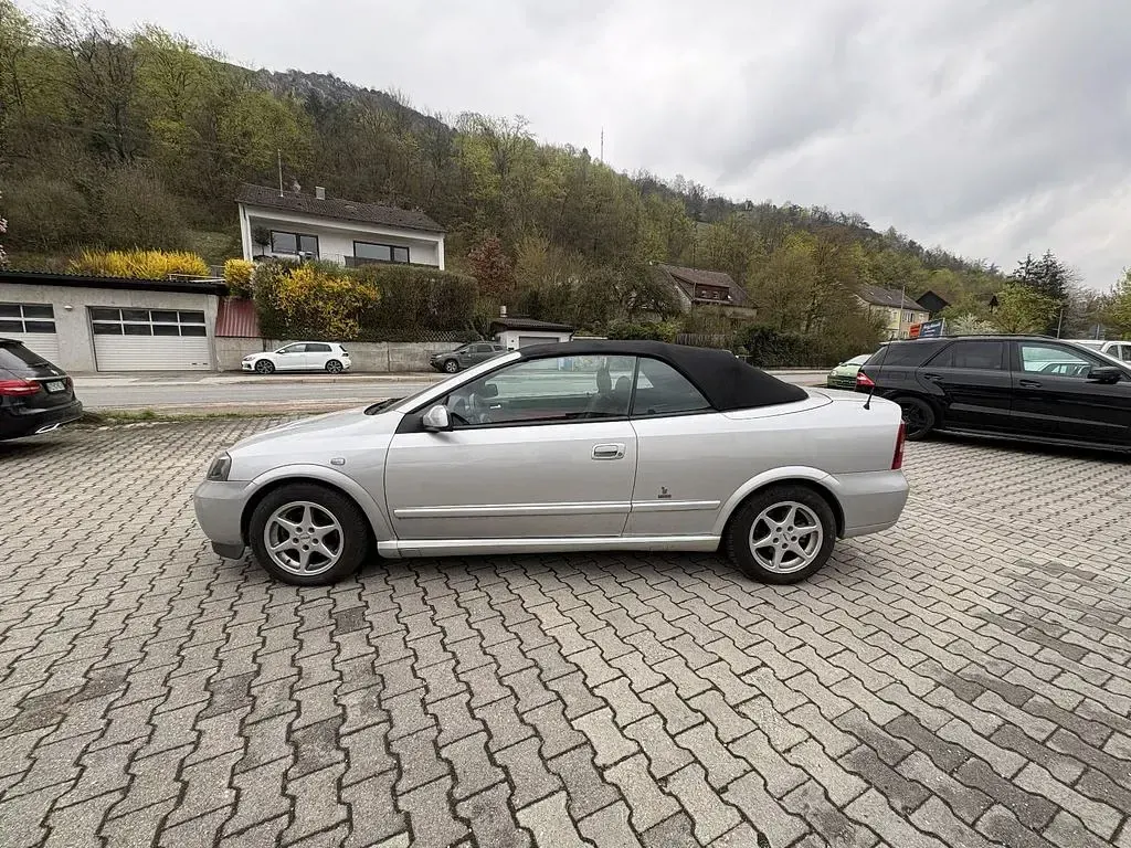Używany Opel Astra 147 KM (108 kW) 2003 Szary Kabriolet