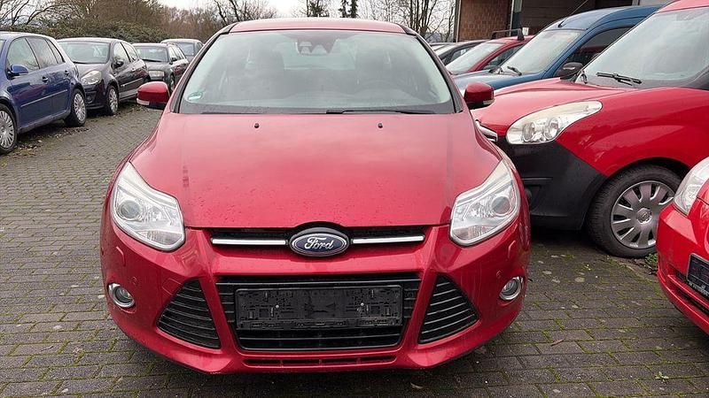 Gebraucht Ford Focus Titanium 125 PS (91 kW) 2014 Rot Limousine