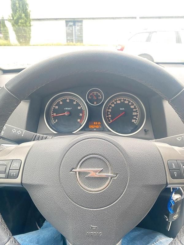 Schwarz Gebraucht 2009 Opel Astra Kleinwagen | 2.599 € (Guter Preis) - Bild 1/4
