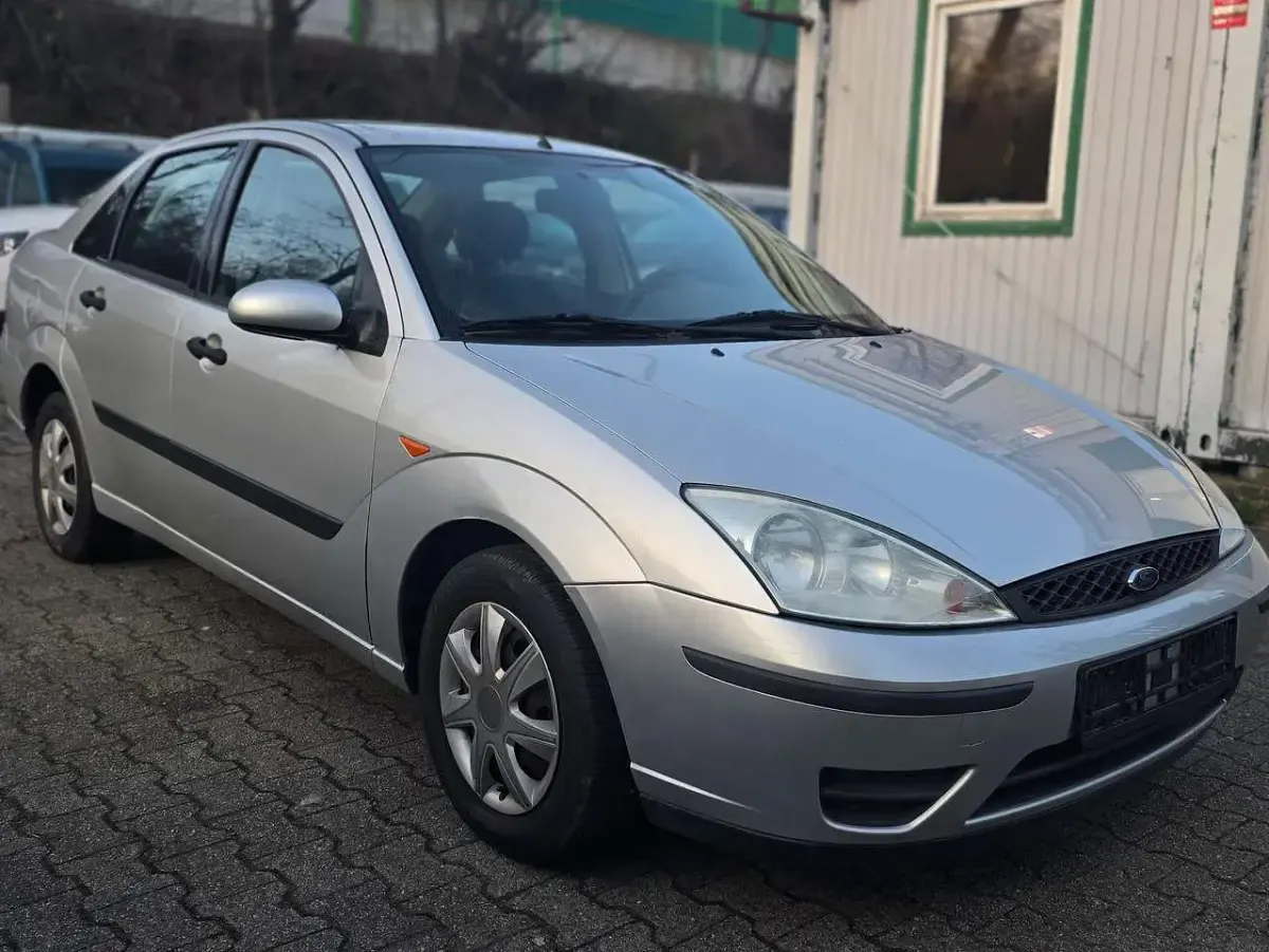 Second-hand Ford Focus Viva 101 CP (74 kW) 2004 Argintiu Berlinǎ