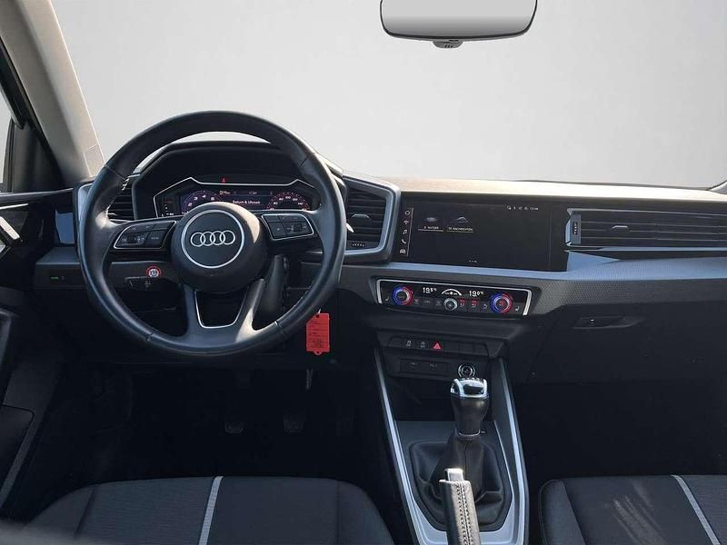 Gebraucht Audi A1 Ambiente 95 PS (69 kW) 2023 Chronosgrau metallic/manhattan SUV