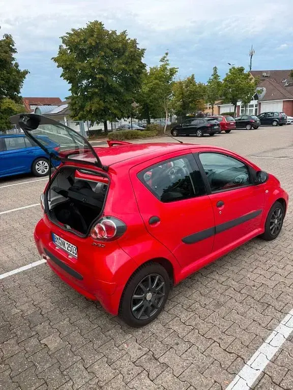 Gebraucht Toyota Aygo 68 PS (50 kW) 2009 Rot Kleinwagen